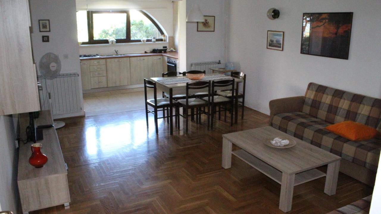 Apartman 100M2, Full Opremljen, Privatni Parking. Pula Extérieur photo